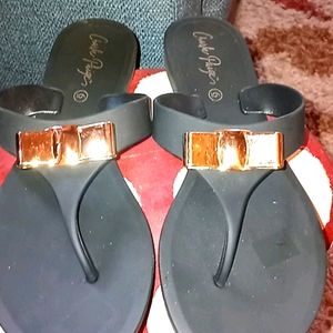 NWOT Charlie Paige flip flops